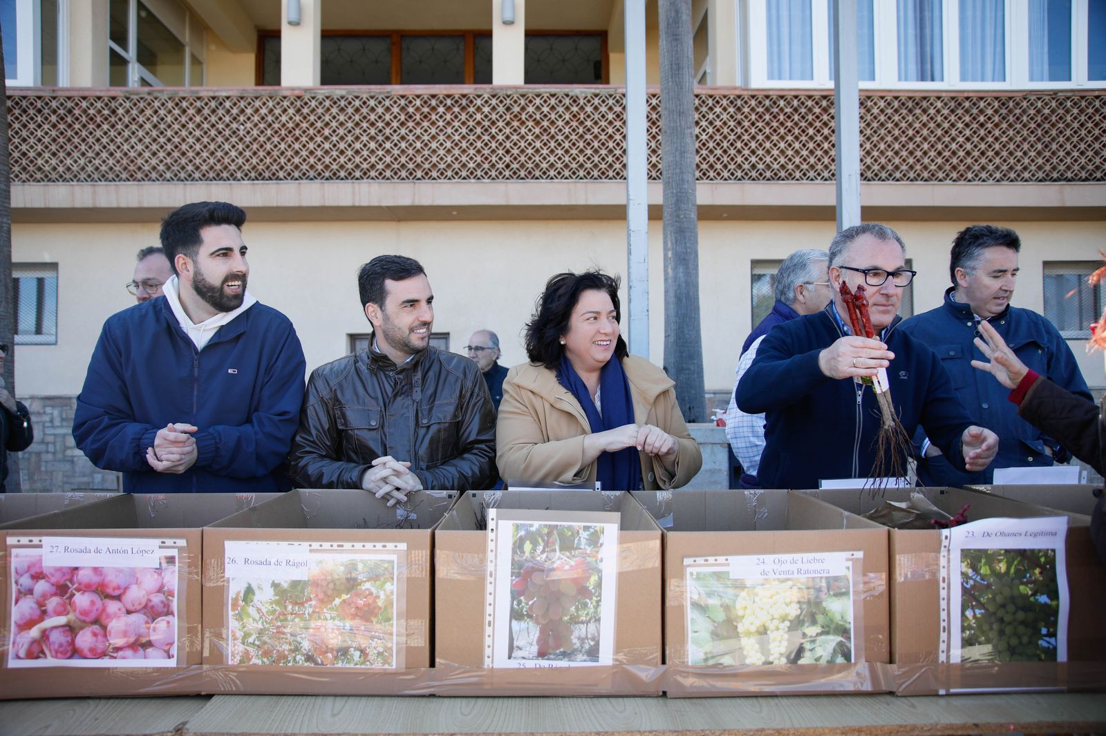 Carlos Sánchez, Matilde Díaz y Cristóbal Rodríguez repartiendo parras en Alhama.