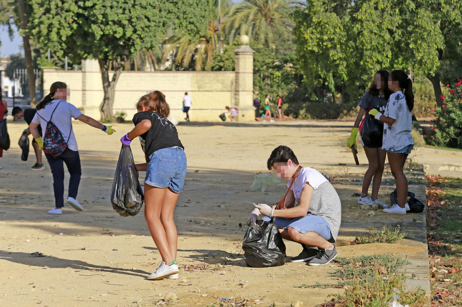 Imágenes del grupo juvenil Green Team Jerez limpiando en el Parque González Hontoria