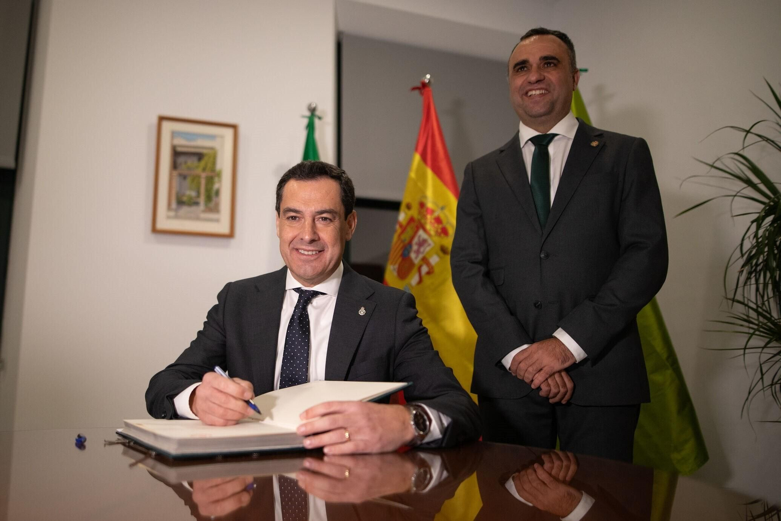 Juanma Moreno con la medalla de hijo adoptivo: “Palabra de granadino que me dejaré la piel para que Granada siga brillando y progresando”