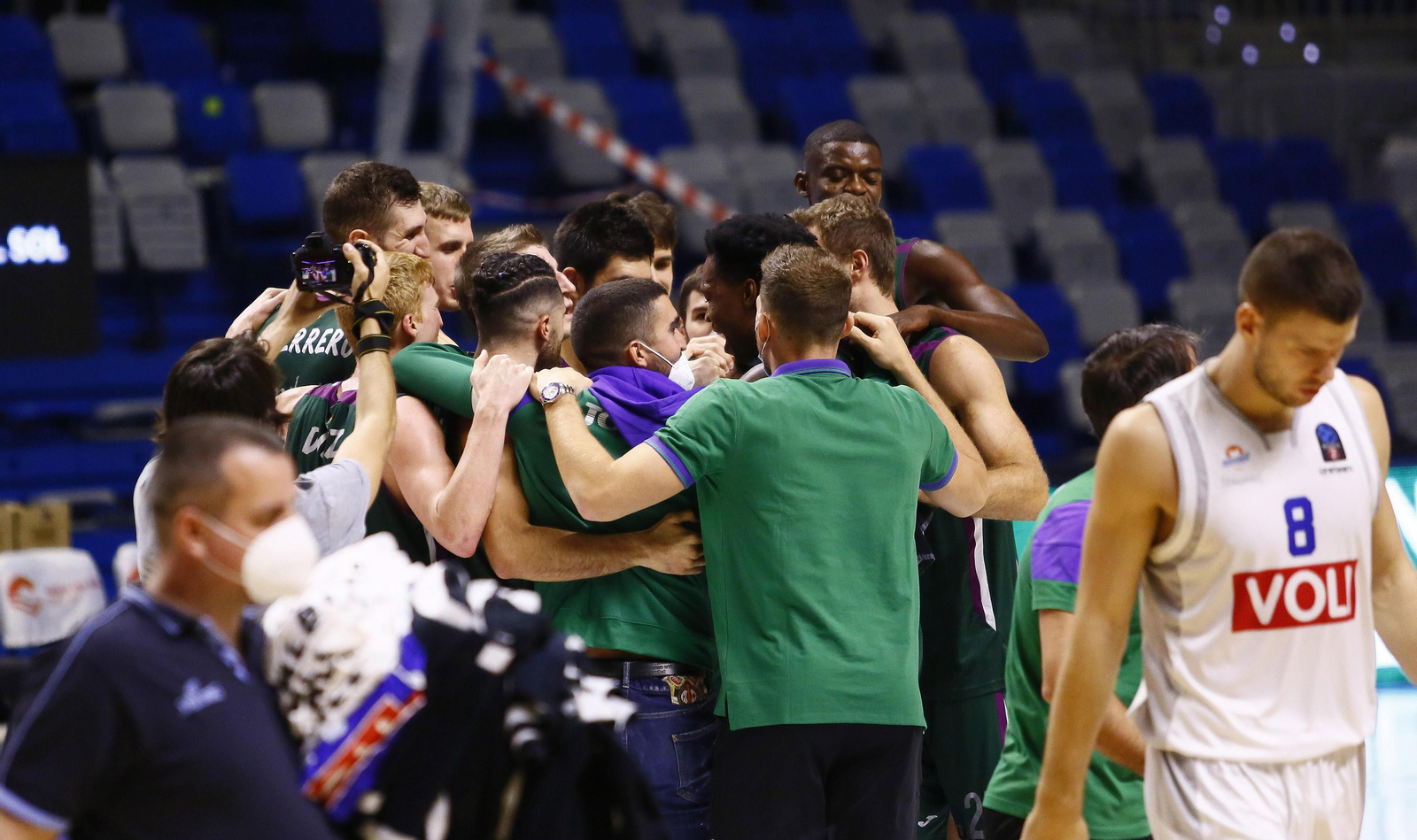Los jugadores del Unicaja celebran la victoria frente al Buducnost en el Carpena. Los jugadores del Unicaja celebran la victoria frente al Buducnost en el Carpena.