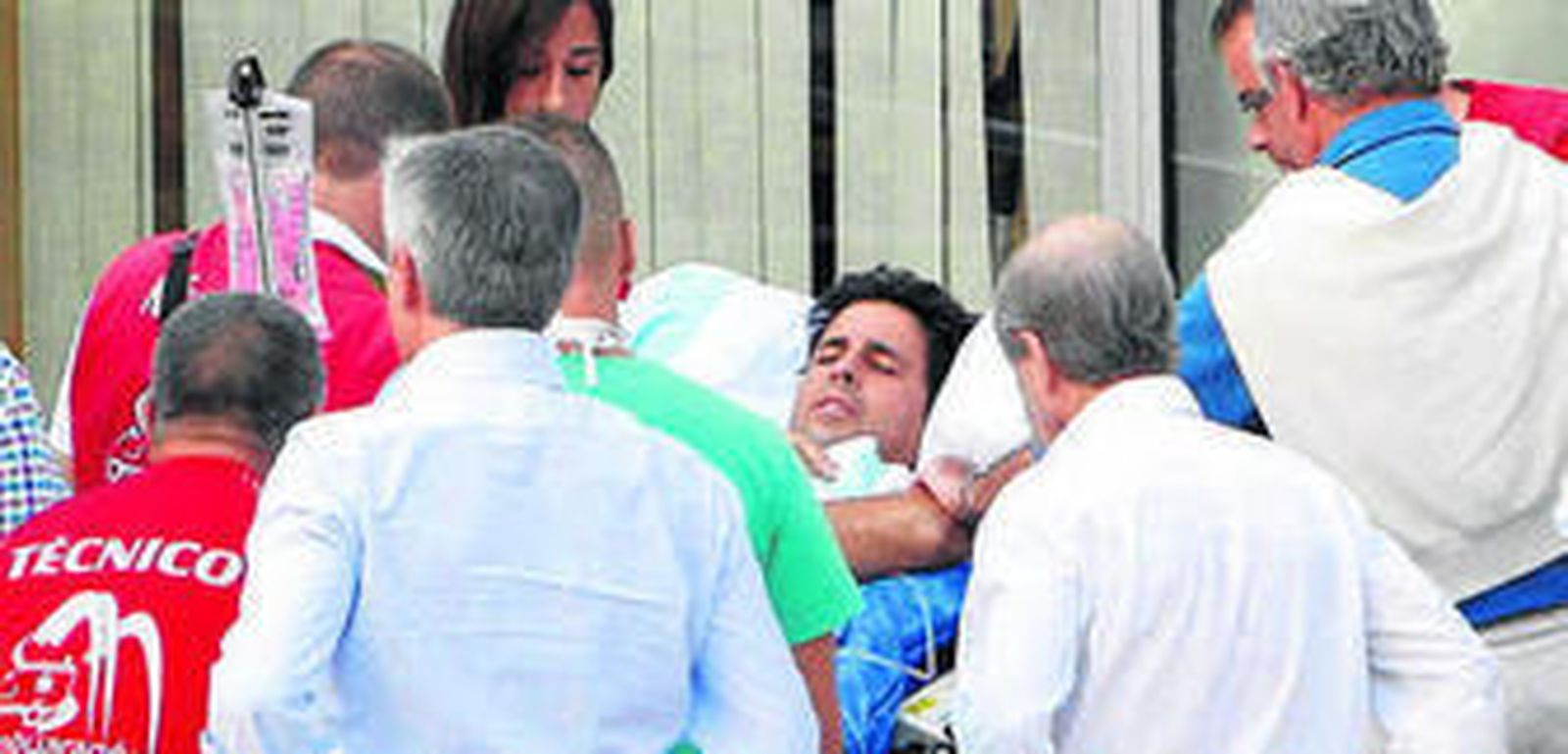 Francisco Rivera, ayer, a su llegada a la clínica de Zaragoza.