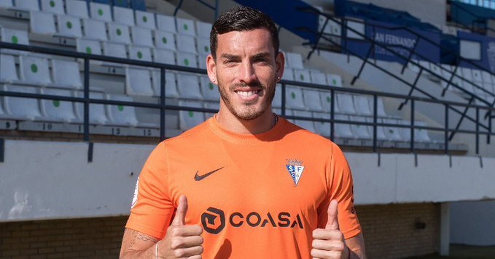 Pulgares arriba de Sebas Fassi ante la Tribuna del Iberoamericano.