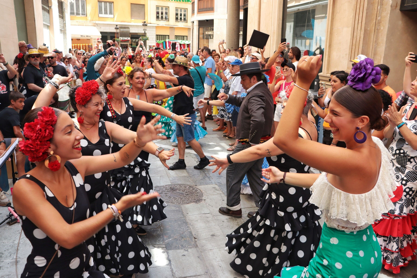 Grupos de amigos bailando una sevillana Grupos de amigos bailando una sevillana