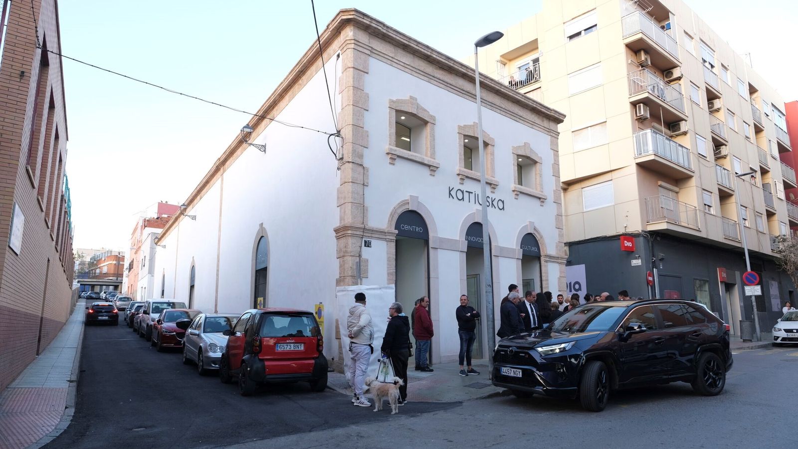 La fachada respeta el diseño antiguo del cine.