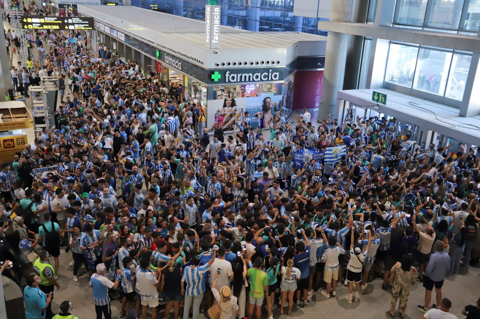 El espectacular preámbulo en el aeropuerto con la afición