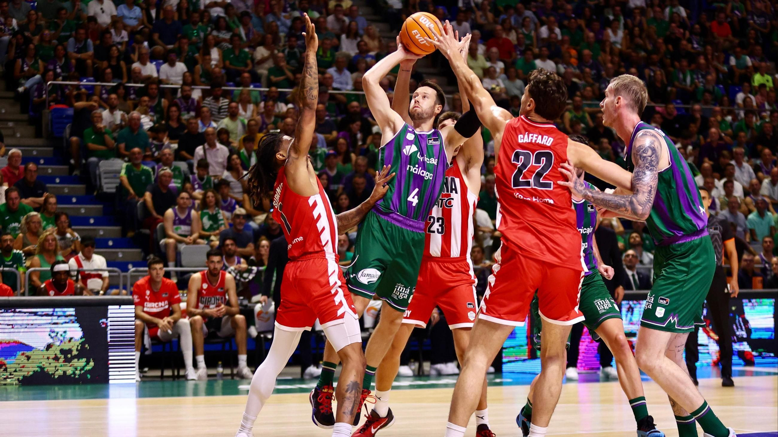 Tyler Kalinoski tirando a canasta.