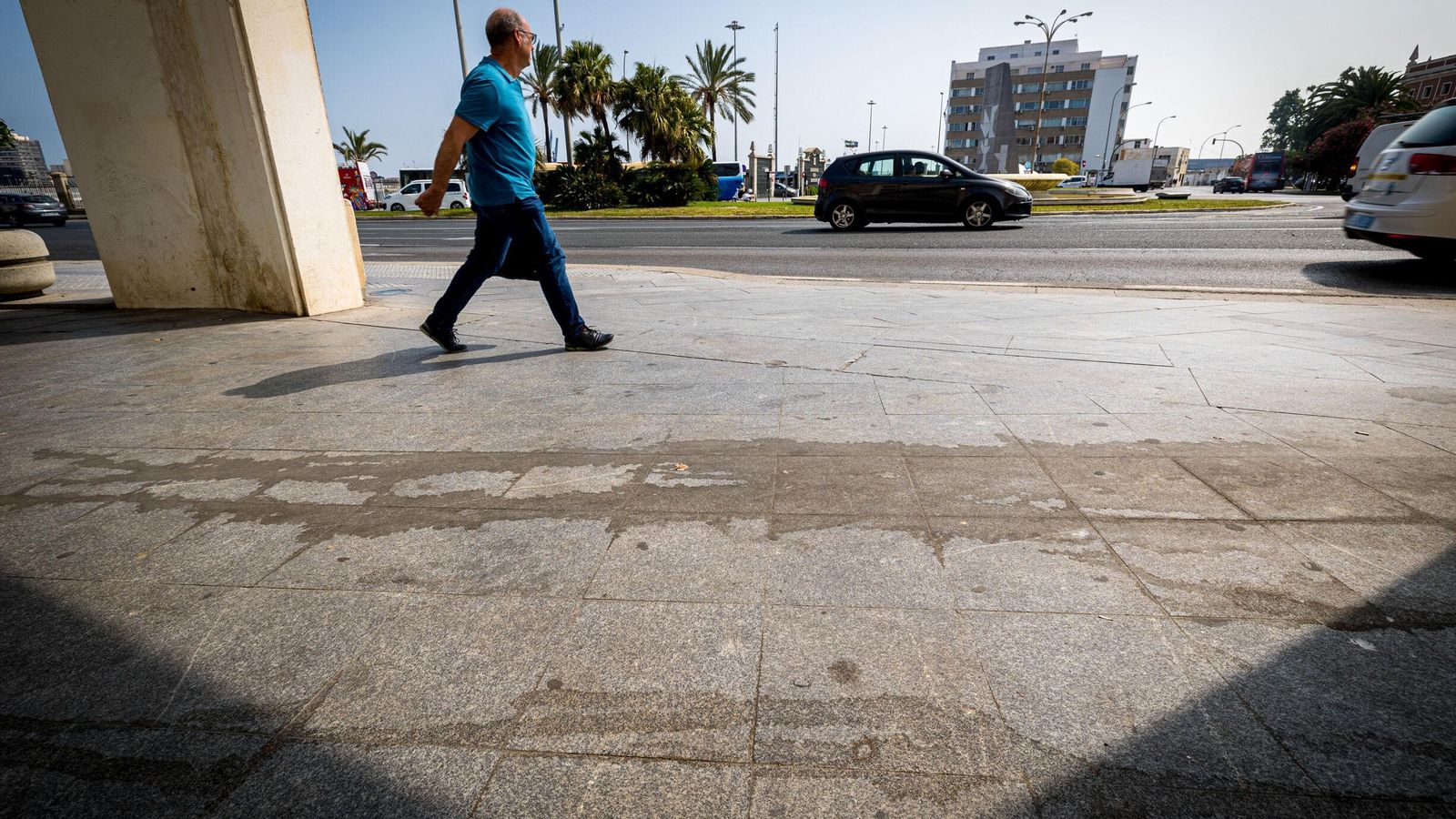 Un ciudadano pasa por delante del Palacio de Congresos, con el suelo lleno de suciedad. Un ciudadano pasa por delante del Palacio de Congresos, con el suelo lleno de suciedad.
