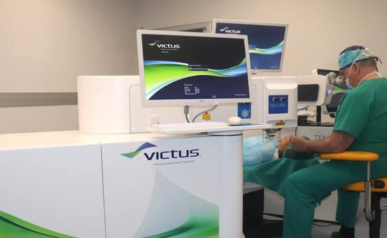 El oftalmólogo durante una intervención.