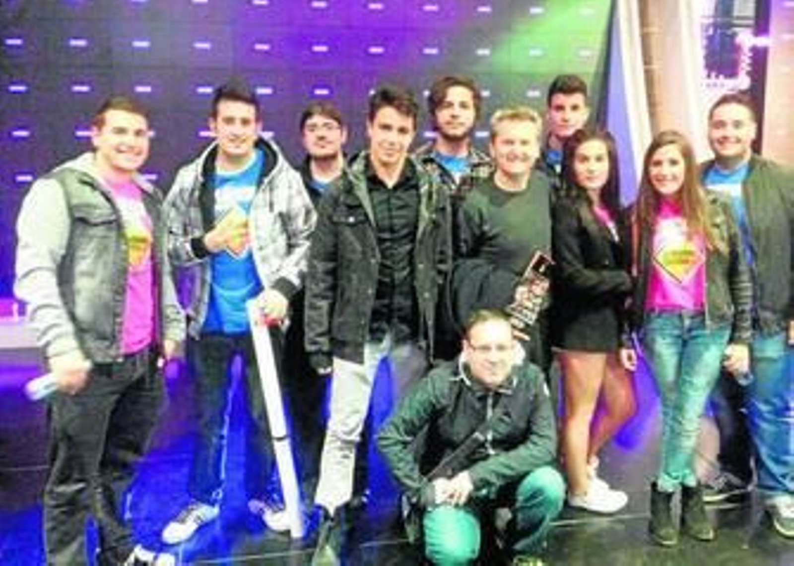 Luis Serrano con el grupo de alumnos en las instalaciones donde se realiza 'El Hormiguero'.