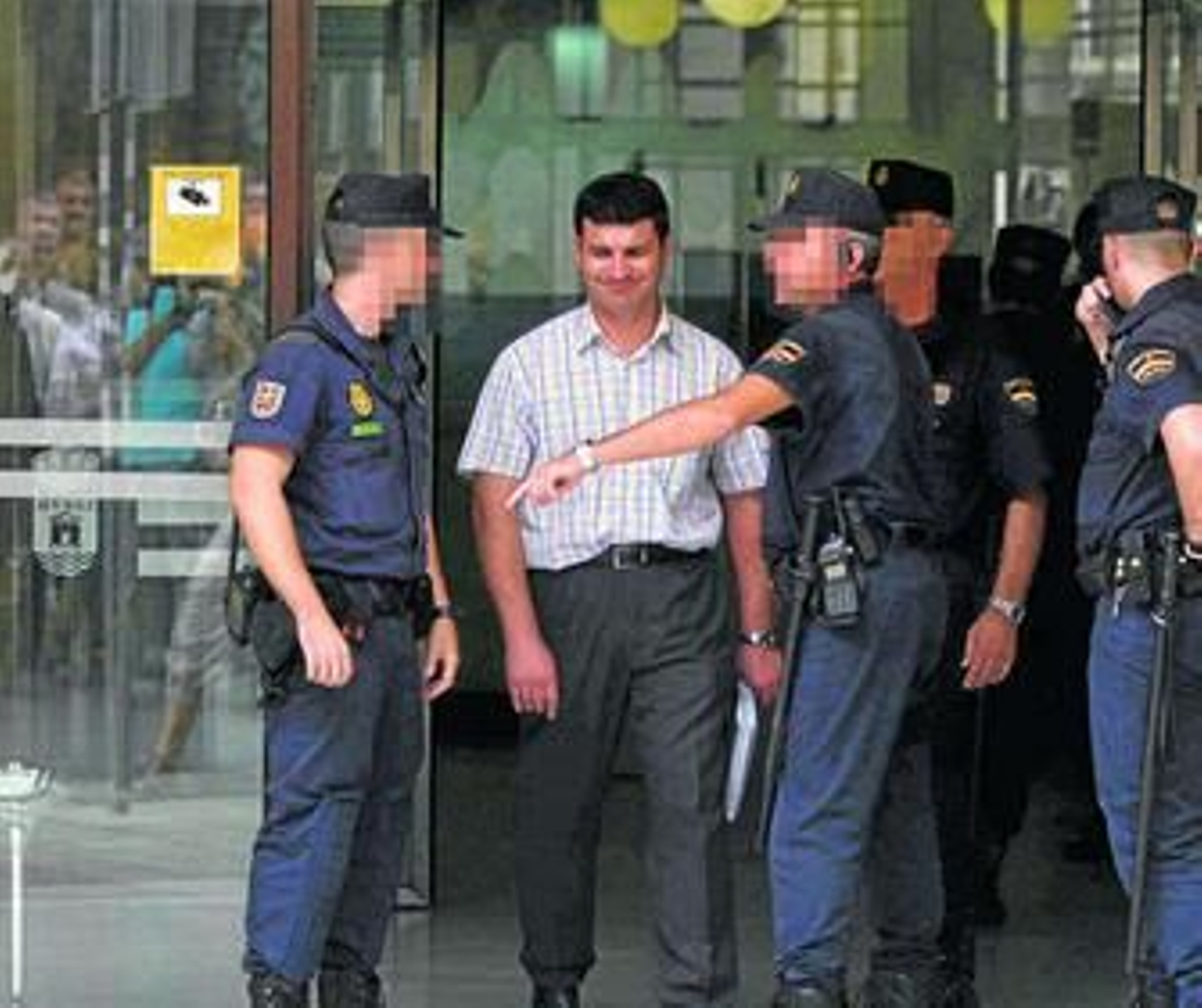 Agentes de la Policía Nacional intervienen el Ayuntamiento de El Ejido el 20 de octubre de 2009.