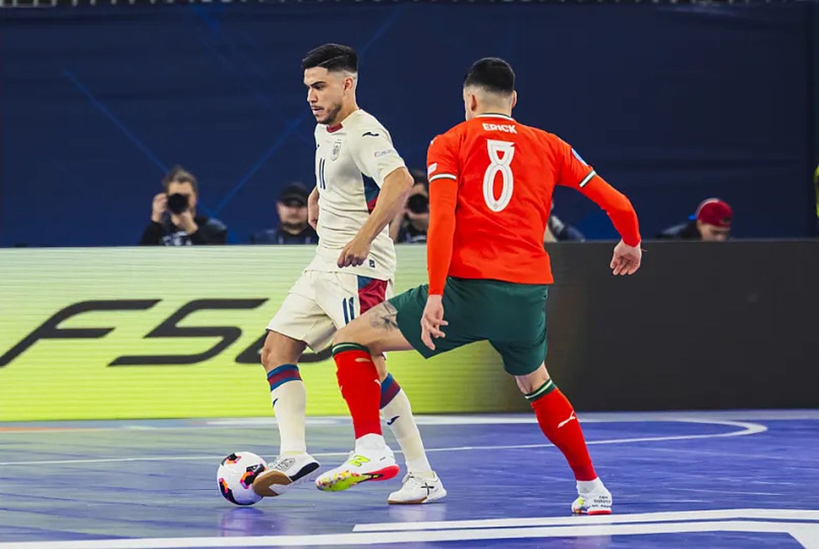 El almeriense Cortés orienta el balón durante una acción de la final frente a los portugueses.