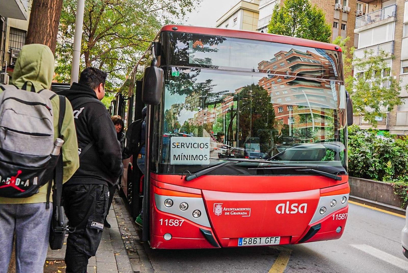 El primer día de la huelga de transporte de viajeros de Granada, en imágenes
