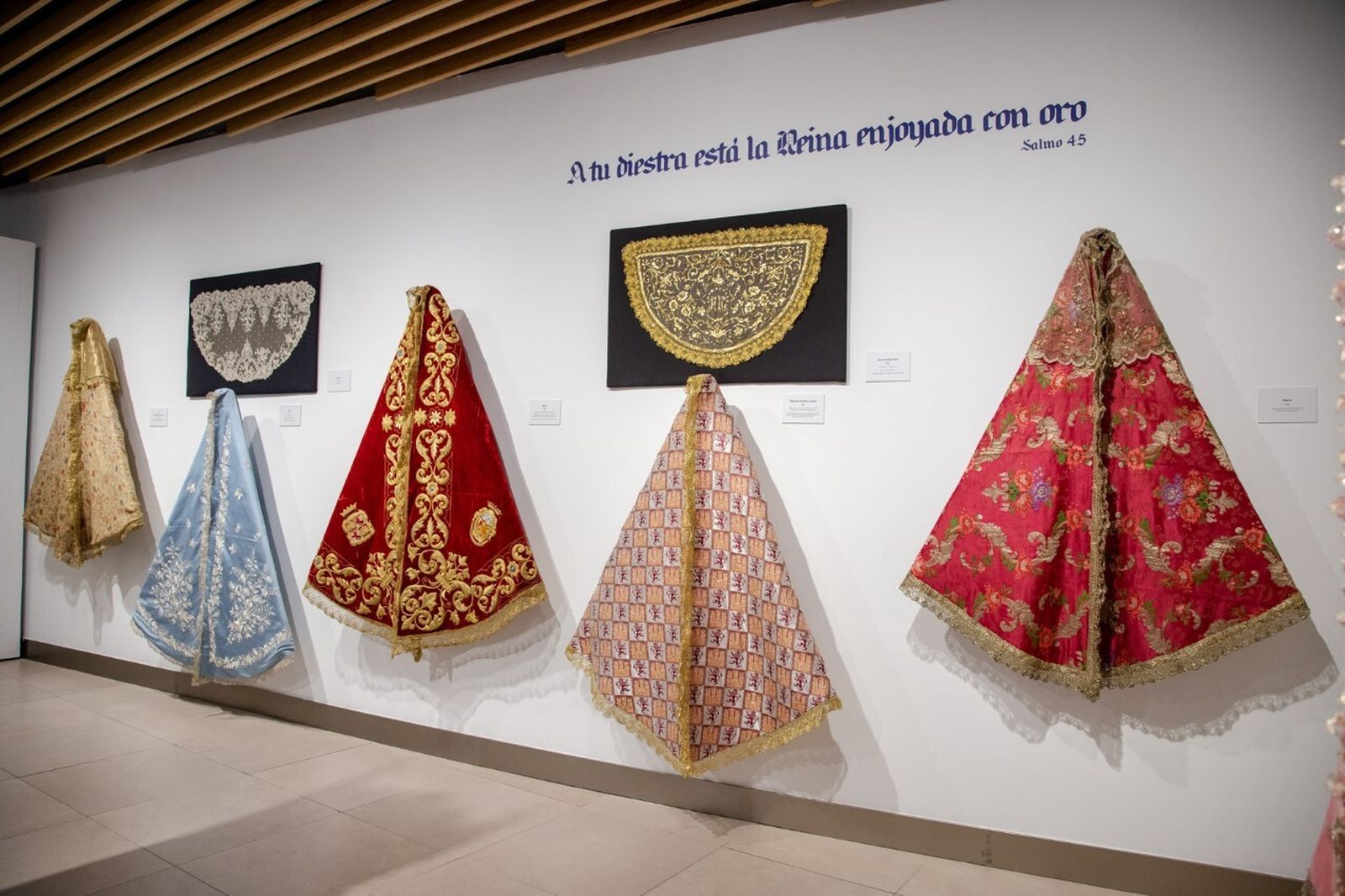 Los mantos de la Vigen de Valme, expuestos en la Fundación Cajasol.