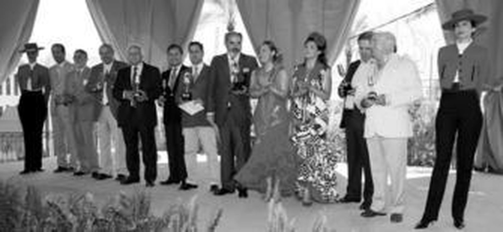 Foto de familia del grupo de premiados acompañados por Juan Luis Vega, de González Byass; la alcaldesa; Dolores Barroso y dos chicas Tío Pepe.