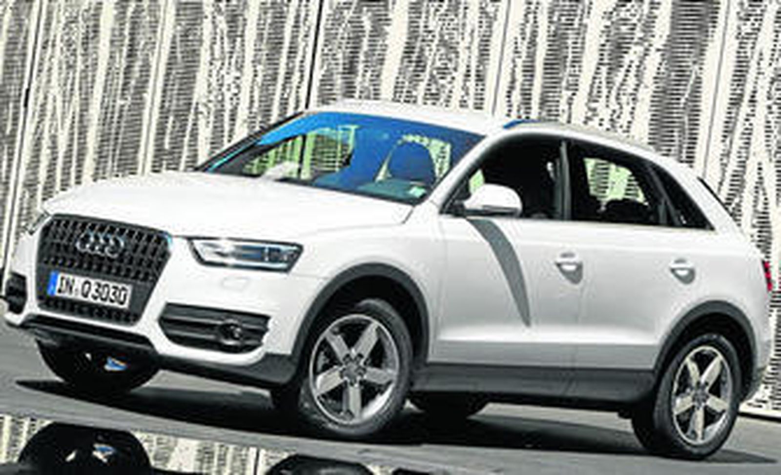 Las superficies de chapa elegantemente arqueadas del Audi Q3 están enmarcadas por líneas claramente definidas.