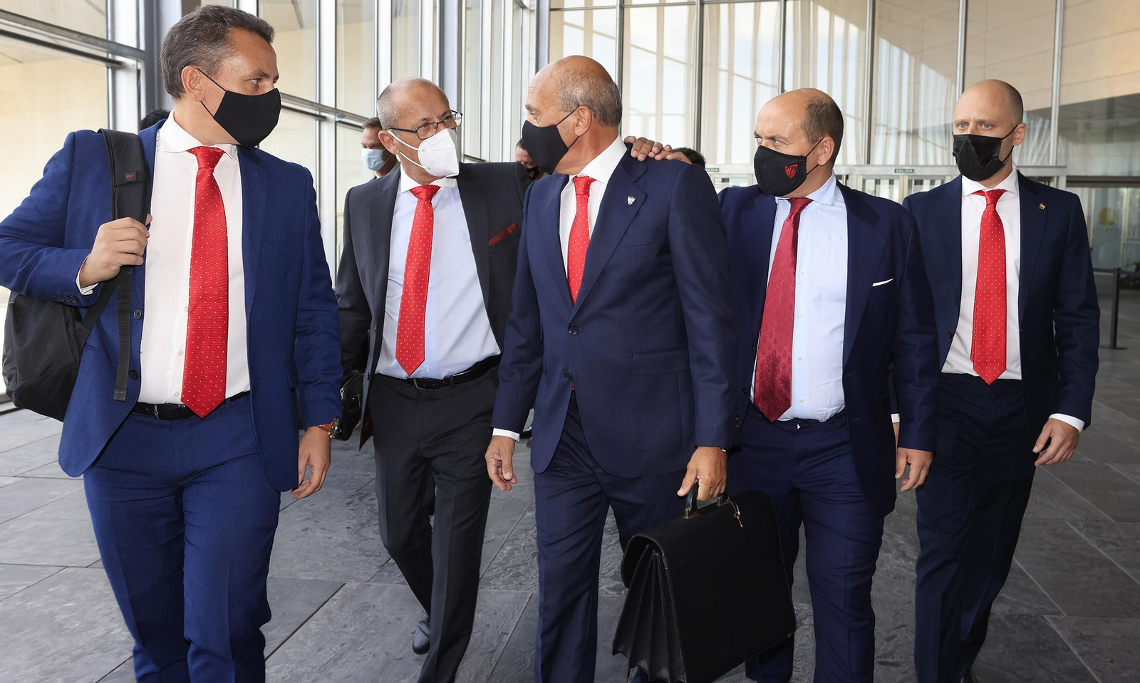 José María del Nido se vuelve a su hermano Óscar entre sus hijos Miguel Ángel y Adrián, al llegar a Fibes.