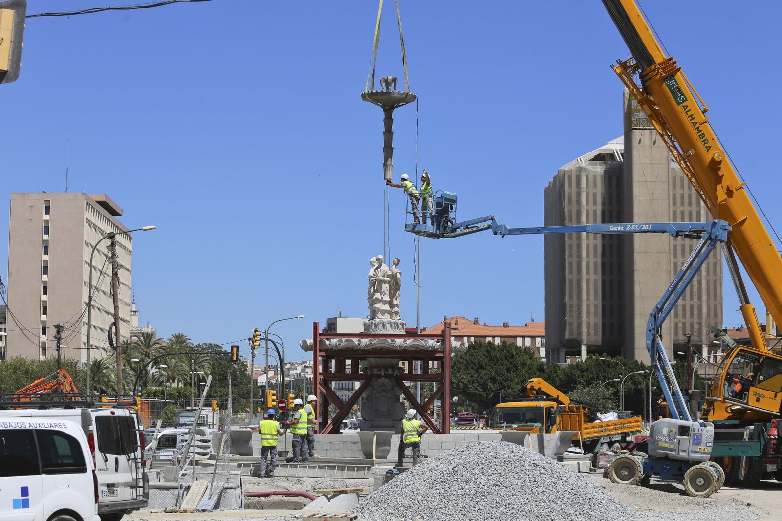 Fotos de la fuente de las Tres Gitanillas, que ya luce en la Avenida de Andalucía de Málaga