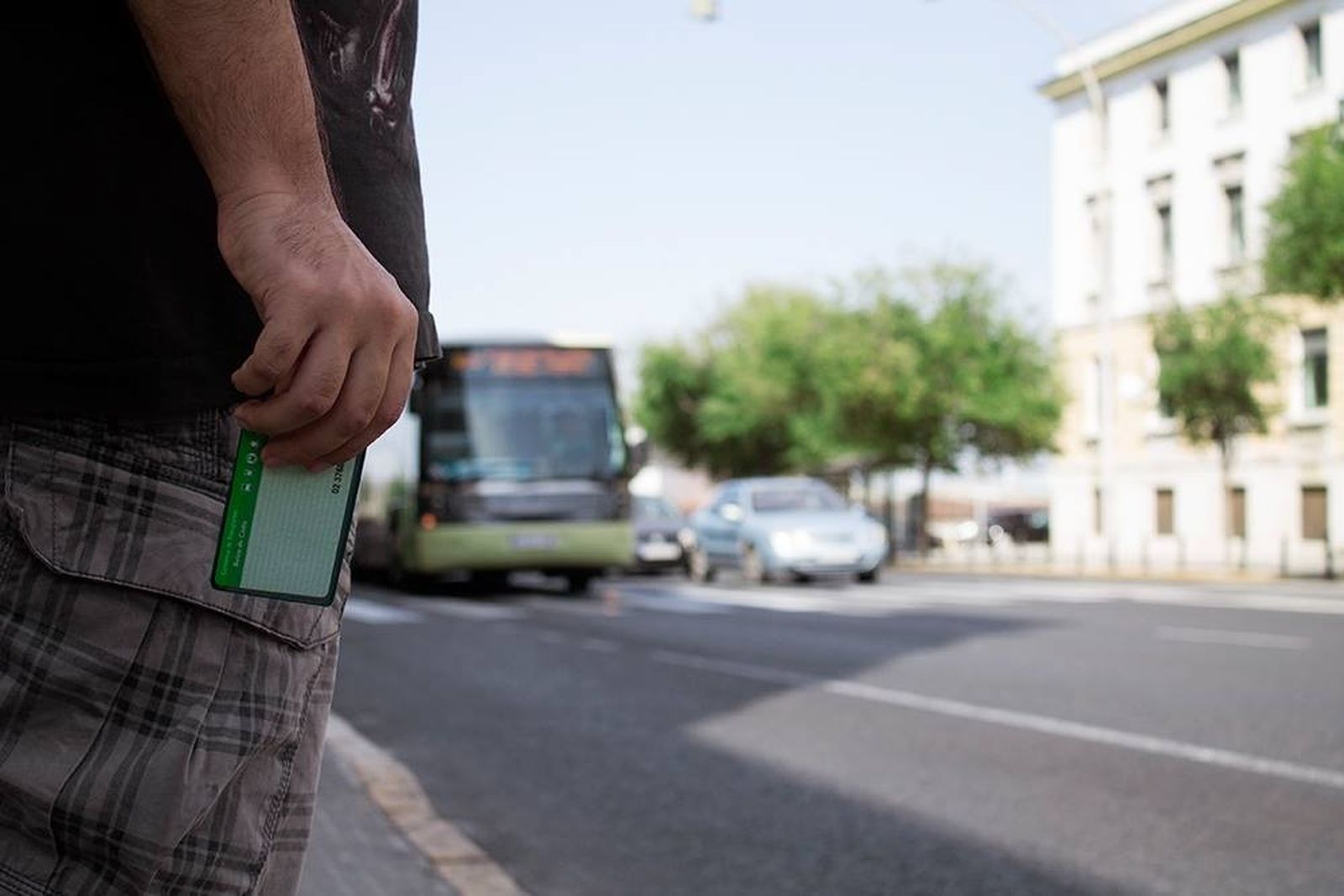 Un usuario del autobús de la red del Consorcio Metropolitano de Transportes de la Bahía de Cádiz