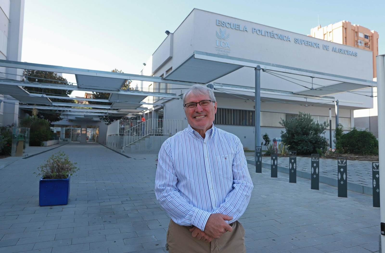 El director de la Politécnica de Algeciras, Gabriel González, en la puerta del centro