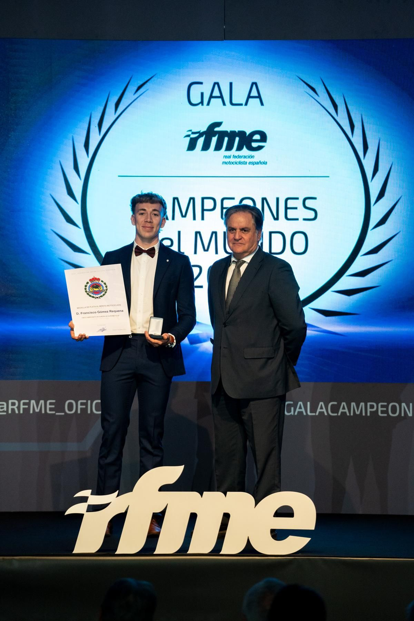 Paquito Gómez posa con su diploma.