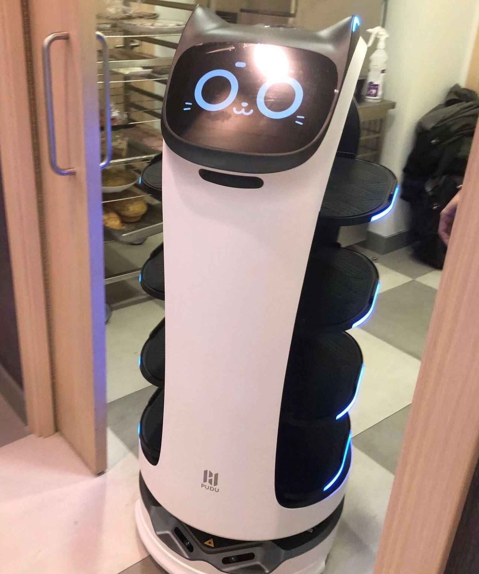 Bellabot es un robot de entrega o también conocido como "robot mesero". Bellabot es un robot de entrega o también conocido como "robot mesero".