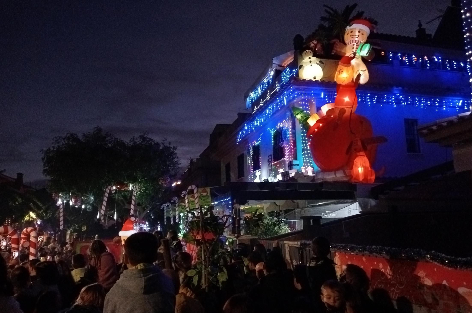 Imágenes de la calle del Grinch de Corrales, Huelva