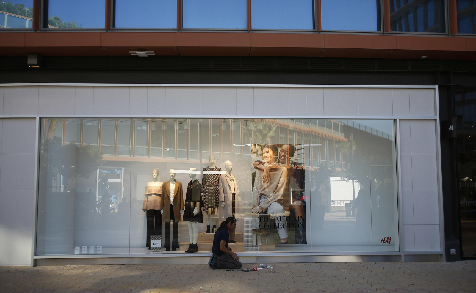 Los preparativos de la próxima apertura del centro comercial Torre Sevilla, en imágenes