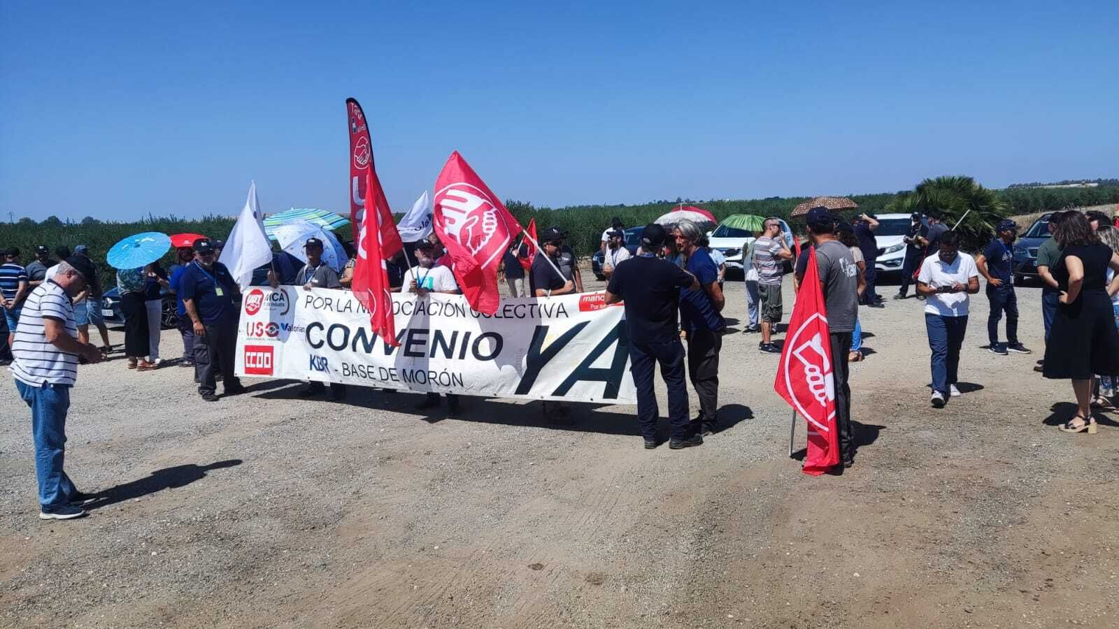 Un momento de la protesta en los aledaños a la Base de Morón.