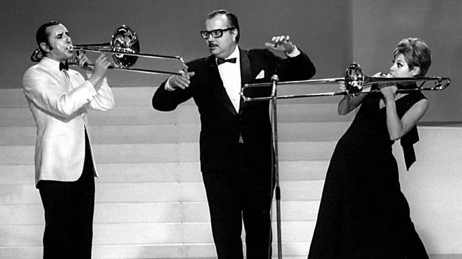 Laura Valenzuela con Joaquín Prat y el director de orquesta Rafael Ibarbia en 'Galas del sábado'