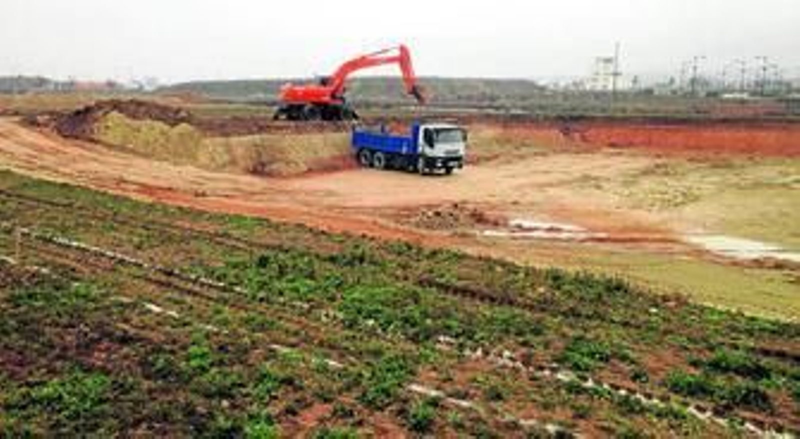 Obras y maqueta del proyecto del túnel del viento que la empresa está levantando en el Parque Metropolitano de Granada.
