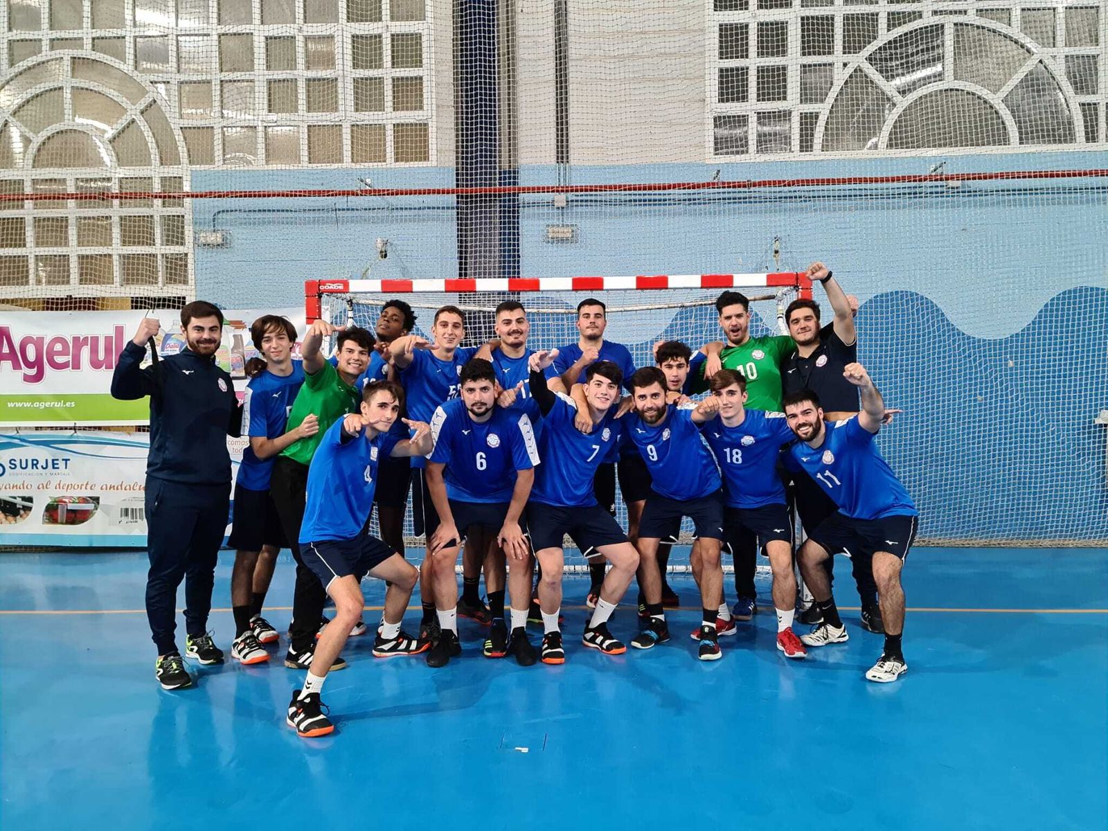 Los jugadores del BM Montequinto posan eufóricos tras el triunfo.