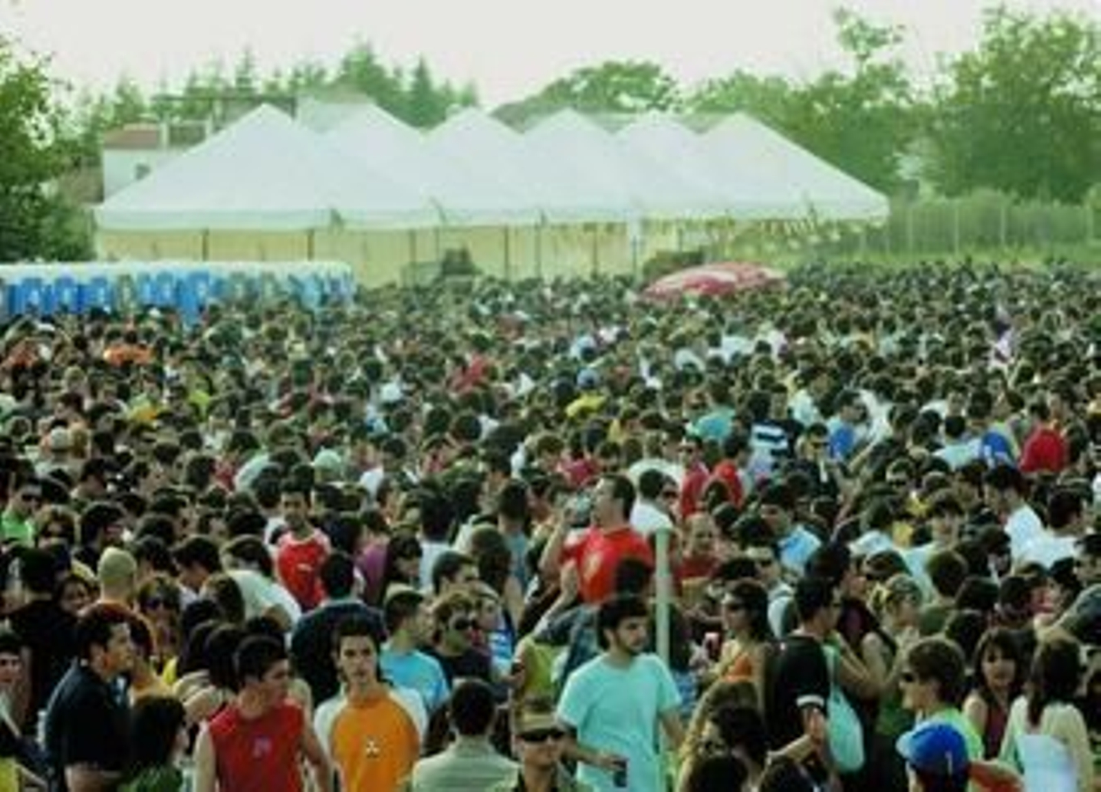 Panorámica de un 'macrobotellón' en Granada.