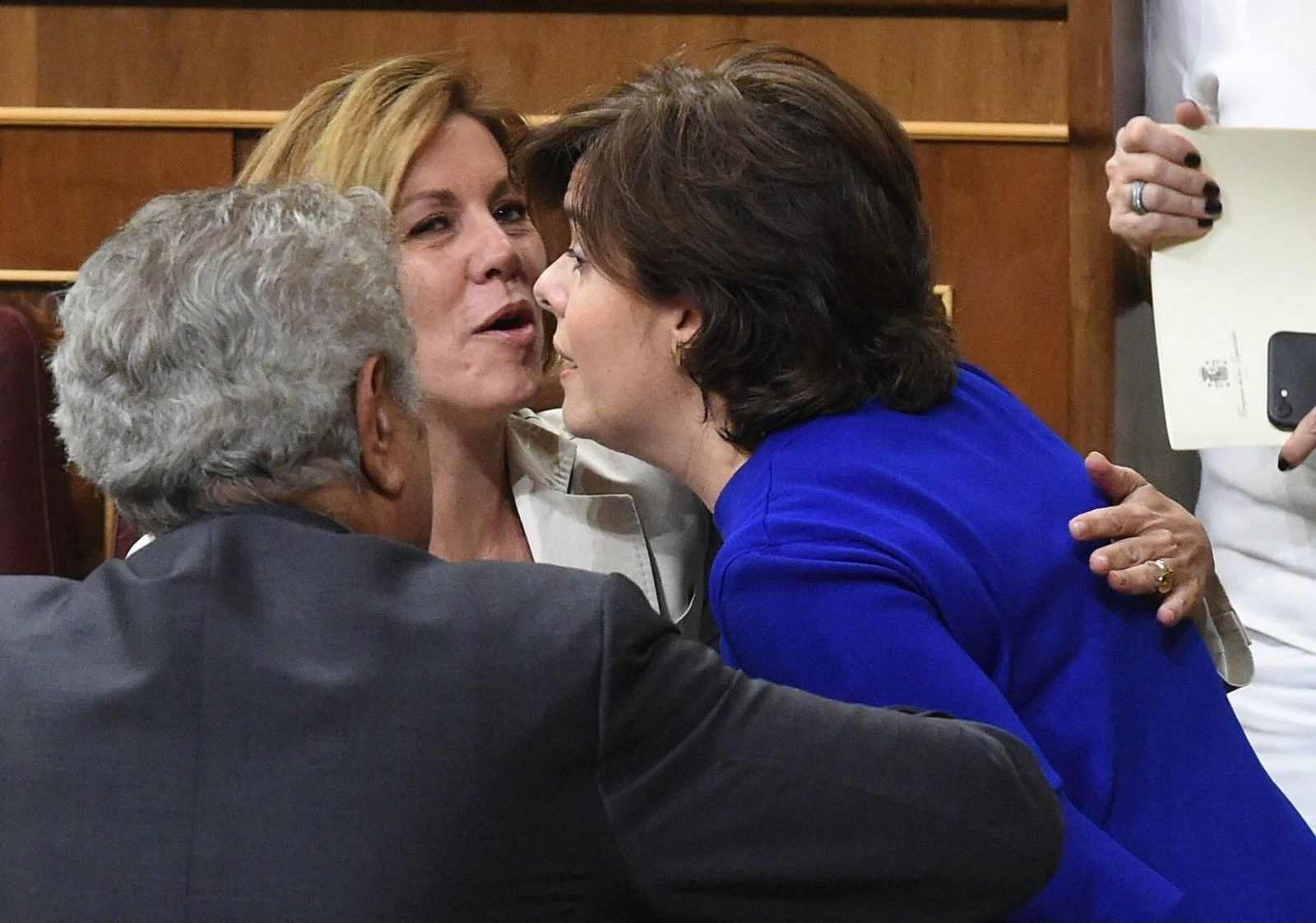 De Cospedal y Sáenz Santamaría se saludan en el Congreso.