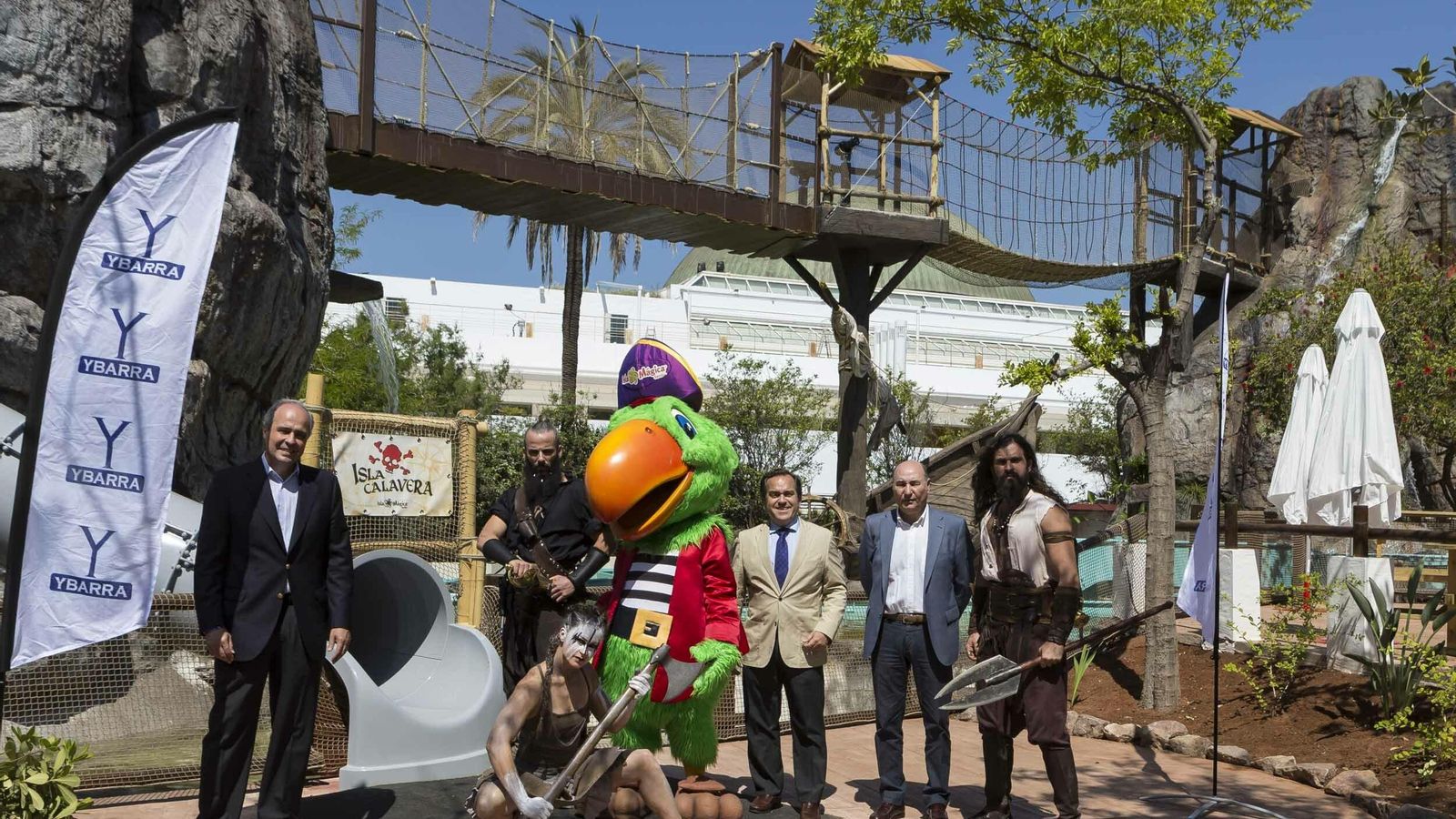 Directivo de Isla Mágica y de Grupo Ybarra junto a la mascota de Isla Mágica , Capitán Paco Pico, y fieros piratas.