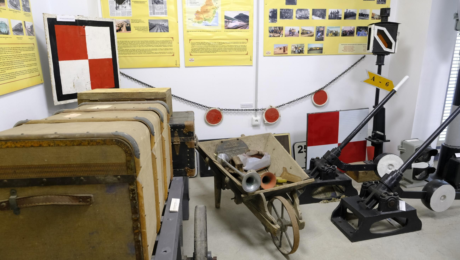 Jornada de puertas abiertas de la Asociación de Amigos del Ferrocarril de Almería (ASAFAL), en imágenes