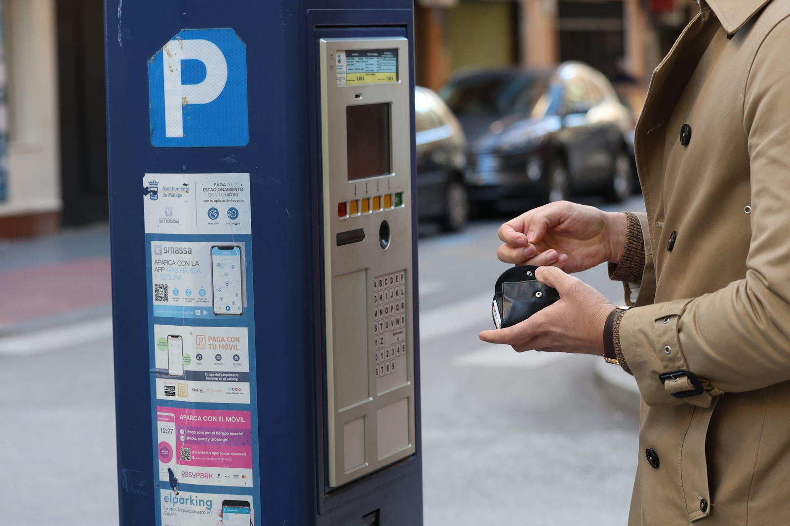 Un usuario se dispone a pagar el SARE en Málaga. Un usuario se dispone a pagar el SARE en Málaga.