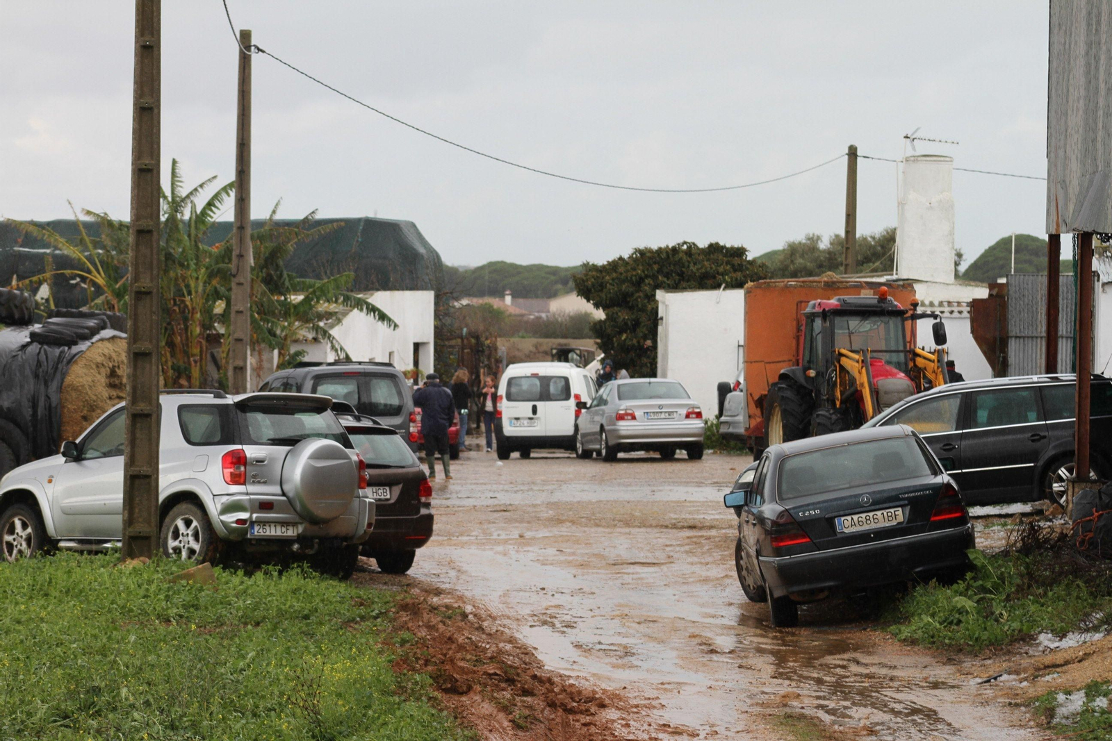 Vecinos y amigos a las puertas de la finca en la que se produjo el accidente, en Las Peñuelas de Roche.