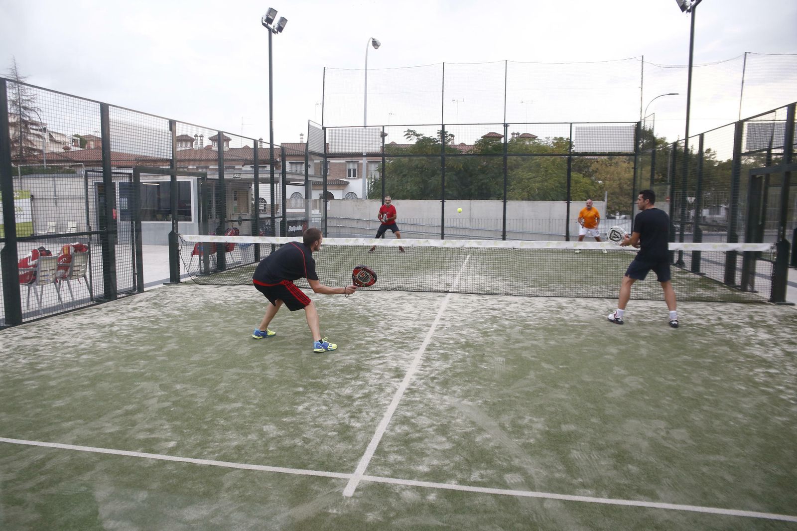 Cuatro jugadores juegan un partido de pádel en una pista de la capital.
