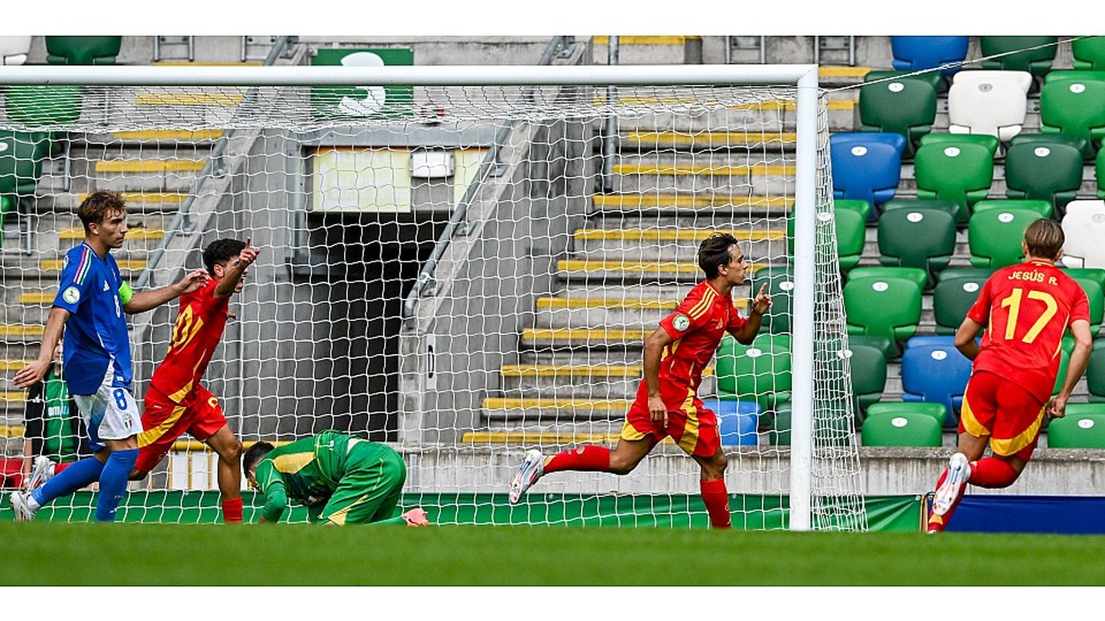 España celebra el gol ante Italia.