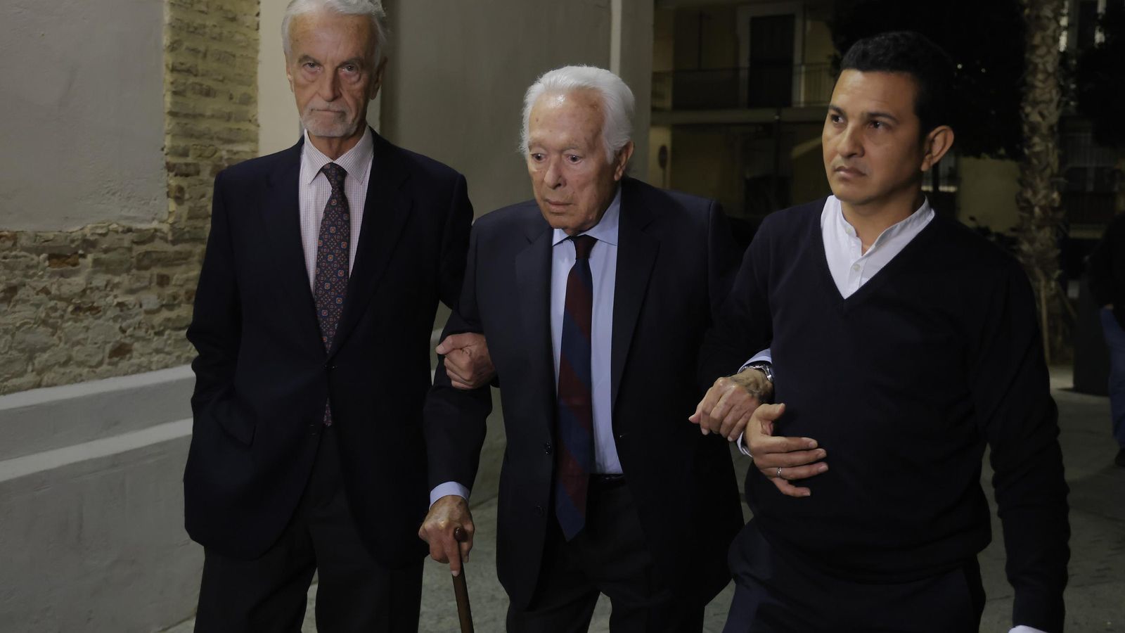 Curro Romero a su llegada a la misa.