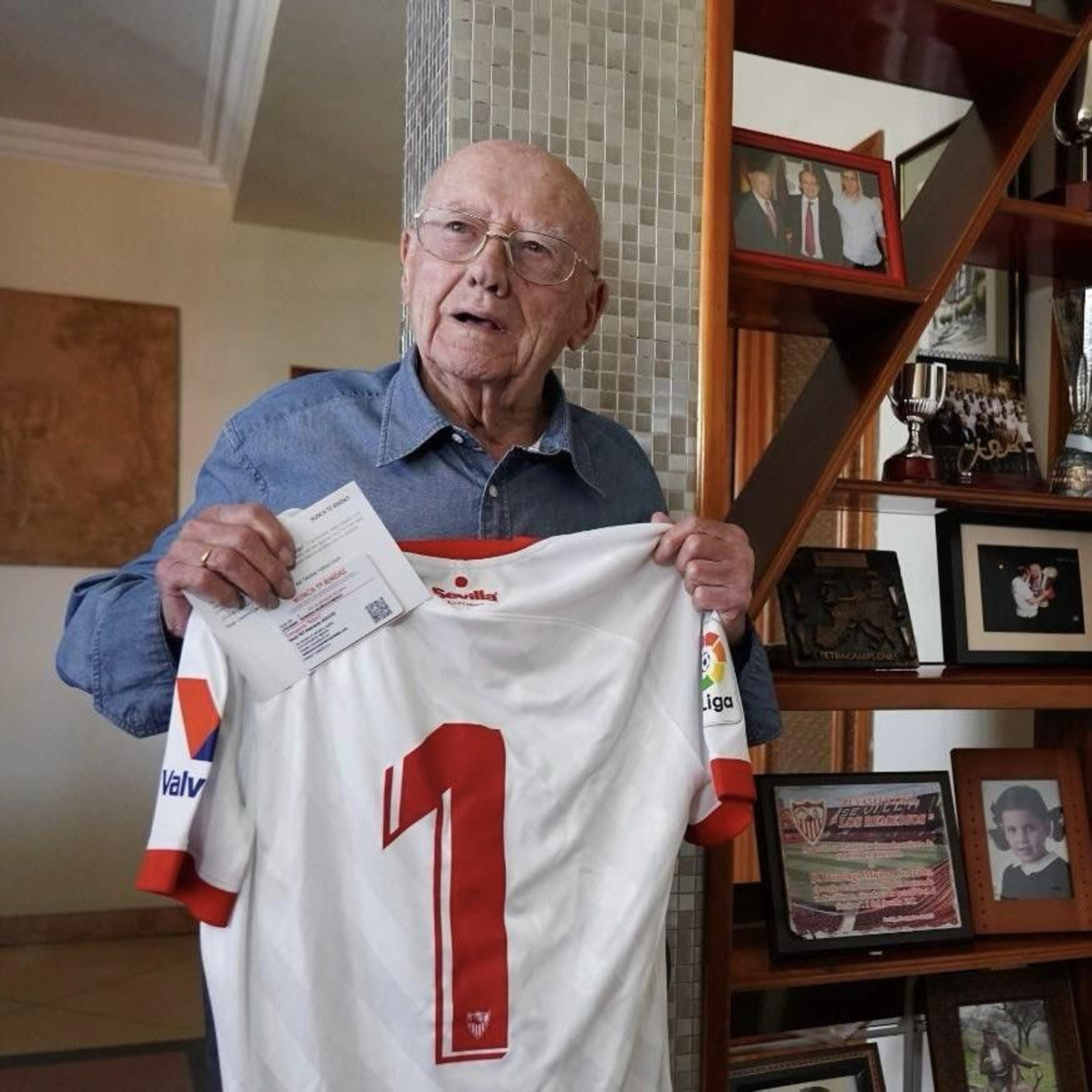 Domingo Muñoz muestra una camiseta con el dorsal 1 que le regaló el Sevilla.