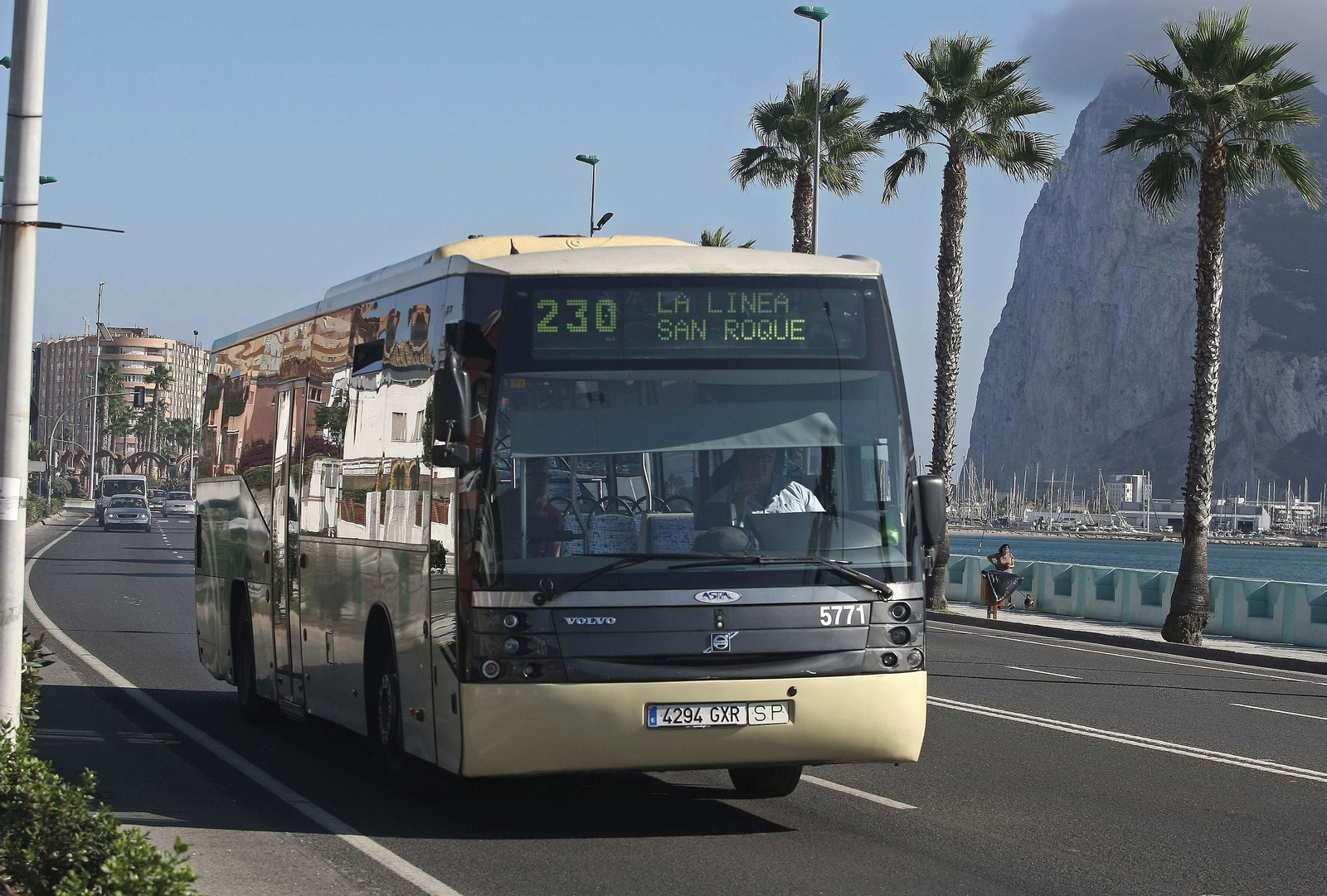 Uno de los autobuses  del Consorcio Metropolitano de Transporte del Campo de Gibraltar que conecta La Línea con San Roque