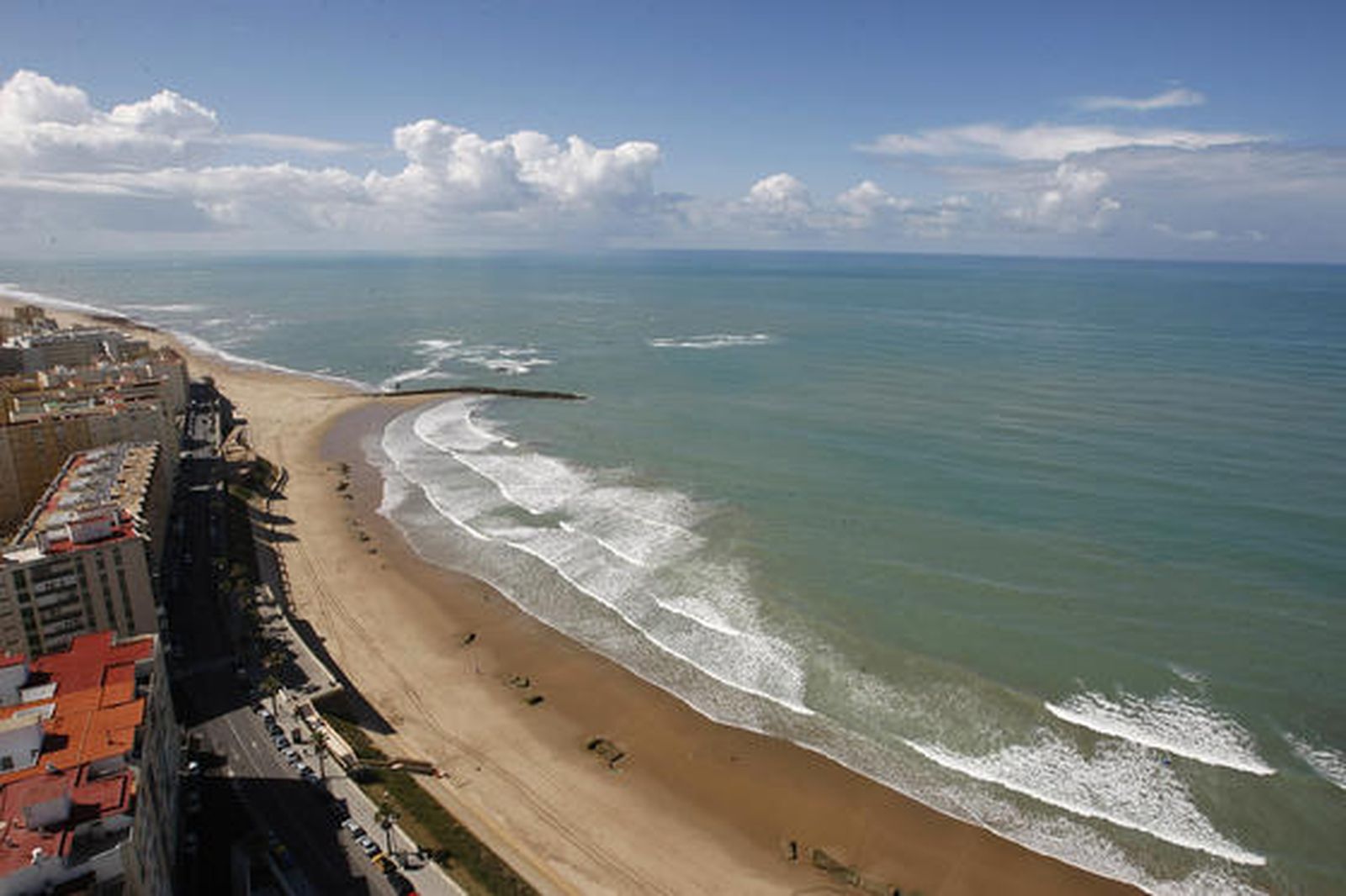 Una visita a lo alto del Pirulí ofrece una singular vista Cádiz. 

Foto: Jose Braza