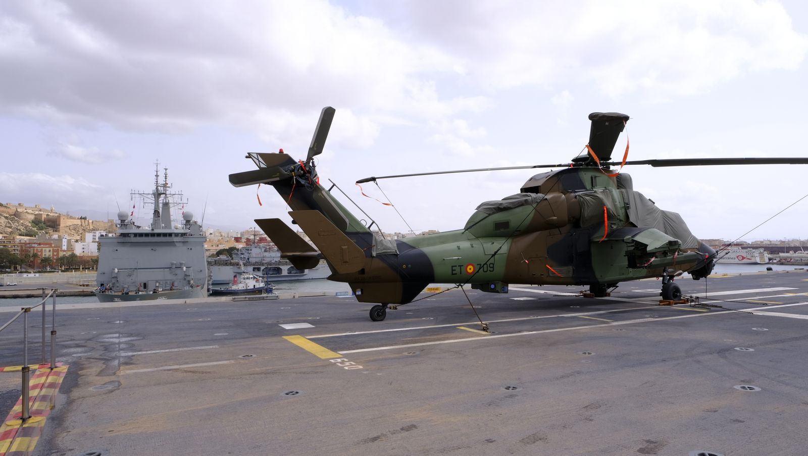 Fotogalería de la visita al portaaviones Juan Carlos I. Puerto de Almería.