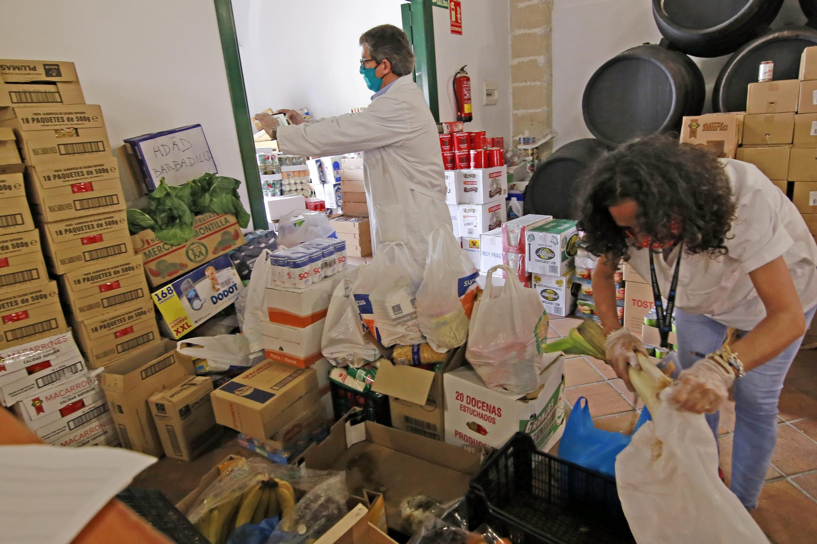 Imágenes de la iniciativa de los 'Costaleros Solidarios' contra el coronavirus en Jerez