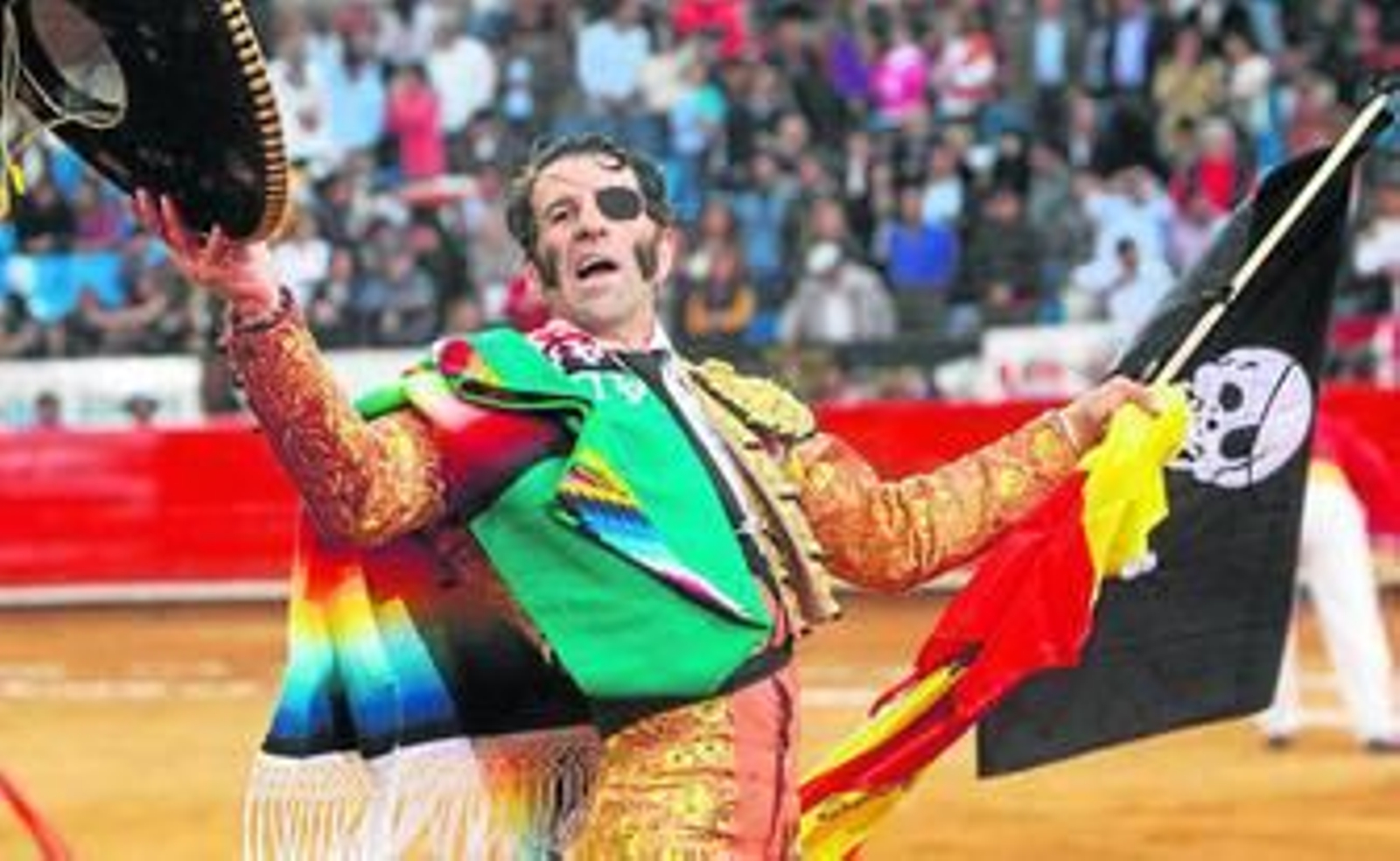 Juan José Padilla recoge una ovación tras el triunfo en la Monumental de México.