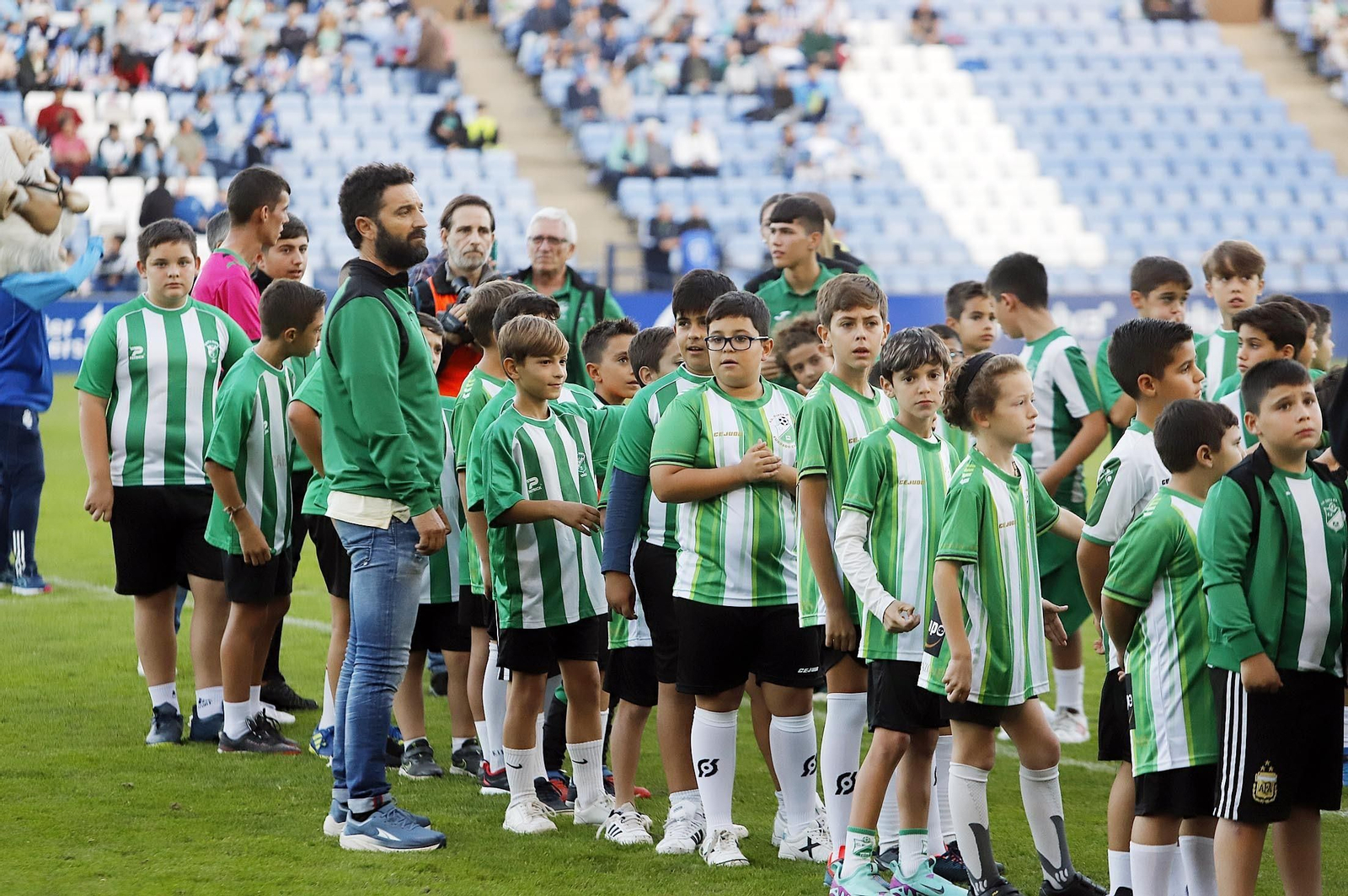 Gran ambiente en las gradas del Nuevo Colombino para el Recre-At Sanluqueño, en imágenes
