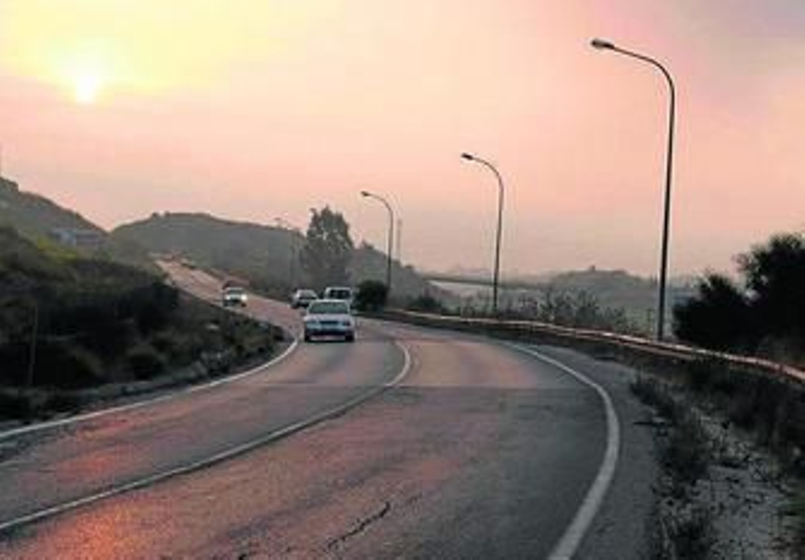 Vista general del acceso a Los Barrios, ayer por la mañana.