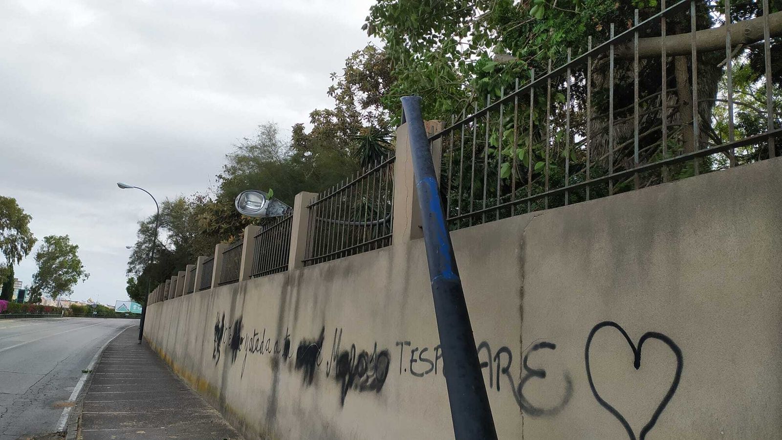 Farola derribada en la avenida Pery Junquera de San Fernando.