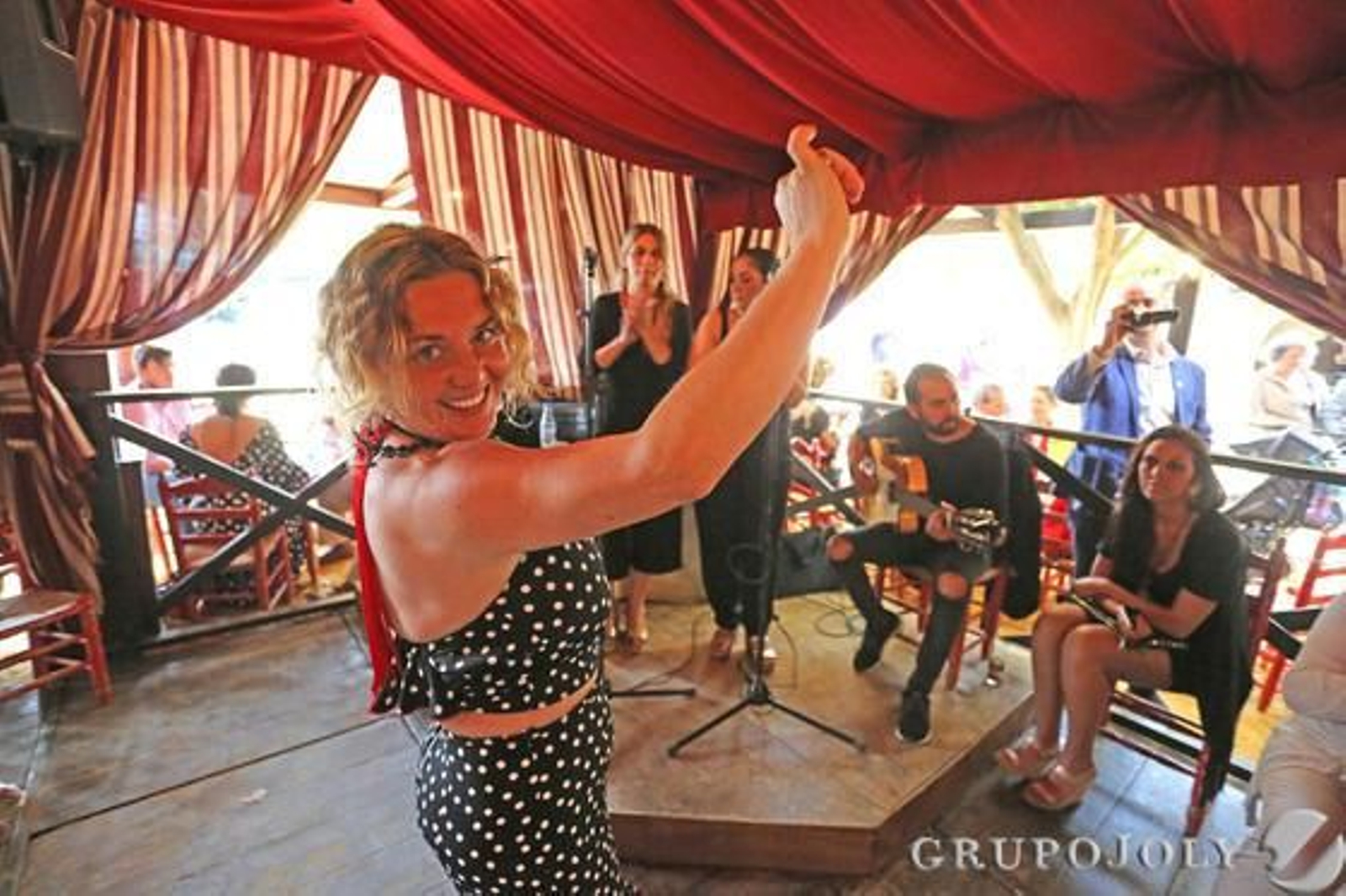 Una joven bailando ayer en la caseta de COAG.

Foto: Pascual